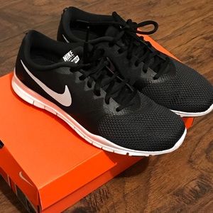 Black Nike tennis shoes